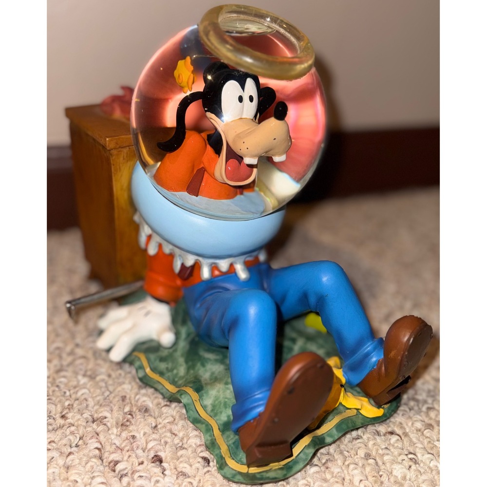 Disney Direct Goofy Head in Fishbowl Musical Snow Globe Mickey Mouse March 28571